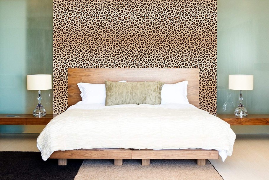 Леопардовые обои в спальне