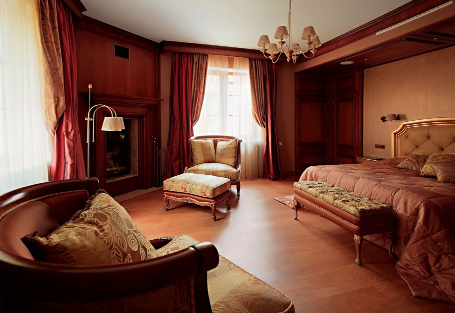 Красное дерево в интерьере спальни