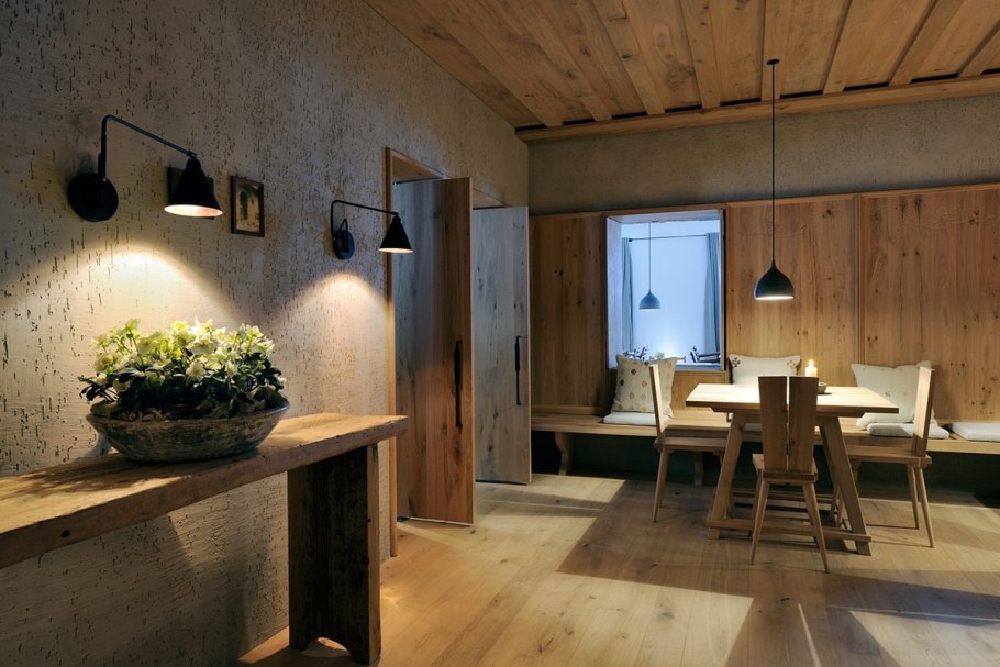 Штукатурка и дерево в интерьере