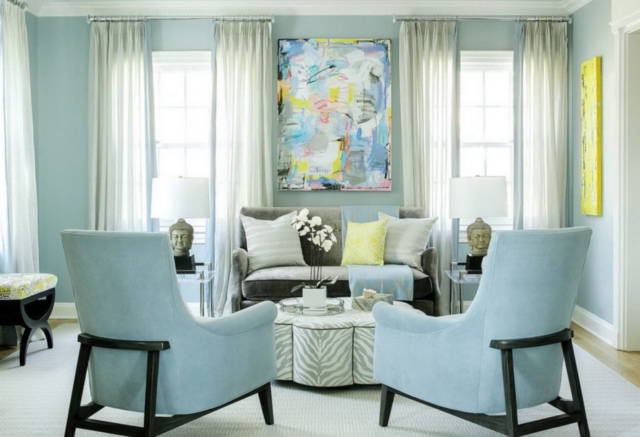 Голубые шторы в интерьере гостиной