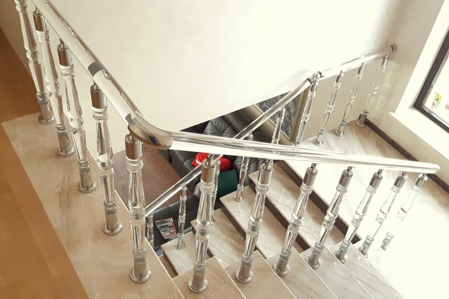 Акриловый поручень для лестницы