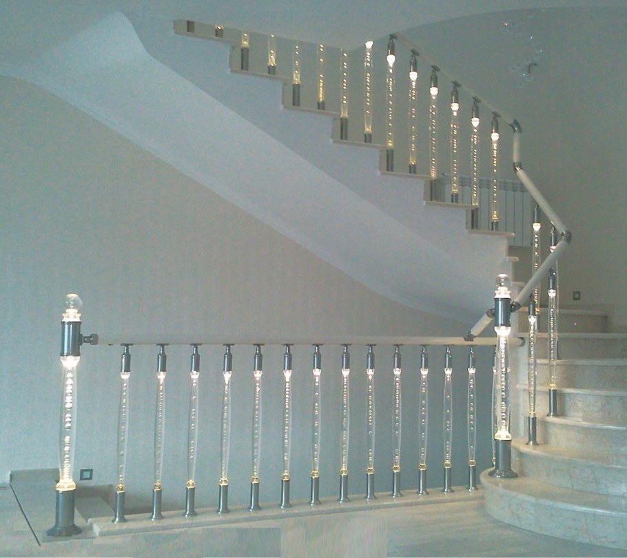 Стеклянное ограждение лестницы