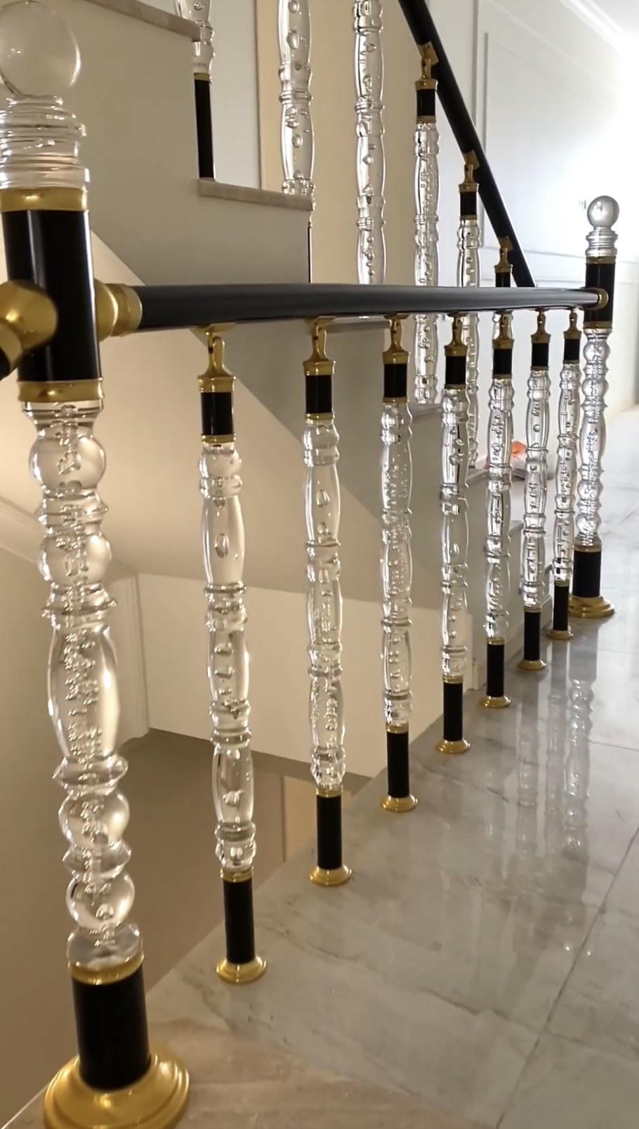 Акриловые перила дома