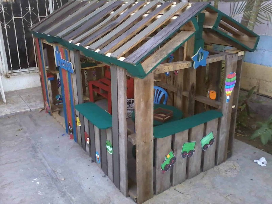 Детский домик из поддонов