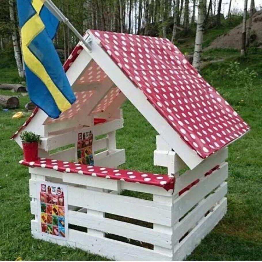Детский домик из европоддонов