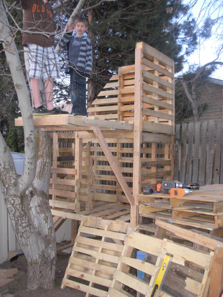 Домик из поддонов