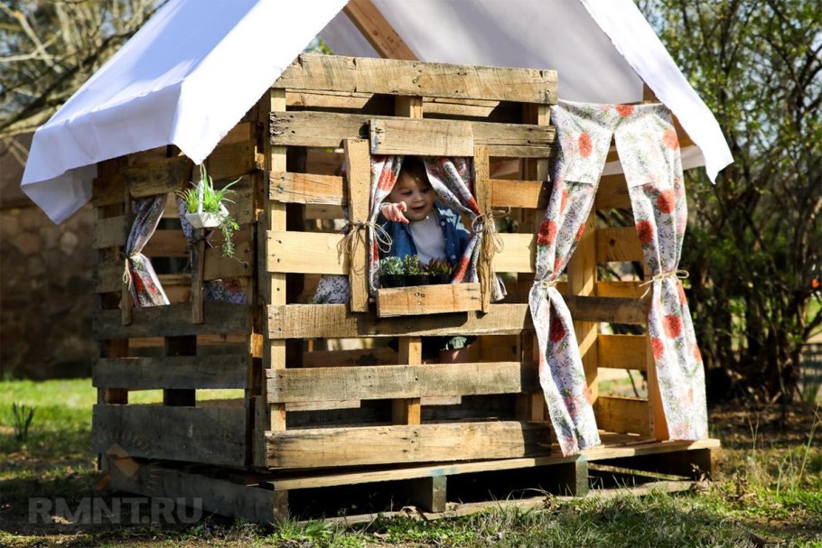 Домик из поддонов