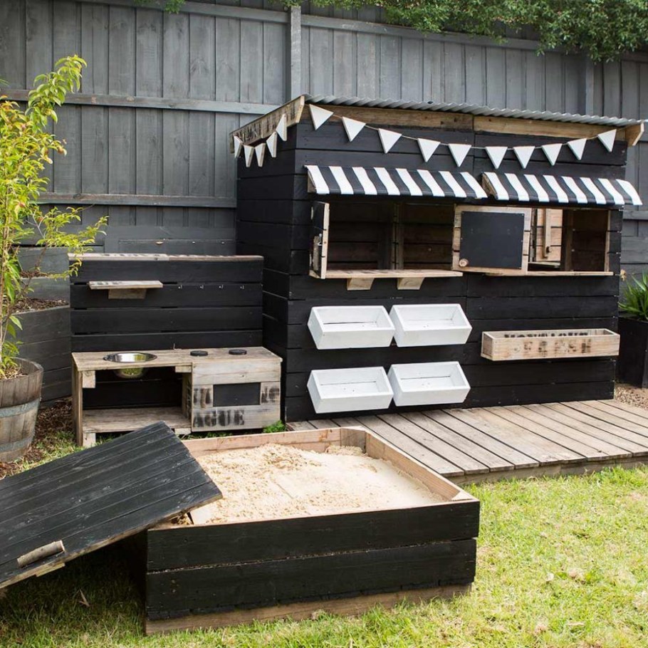 Домик из паллетов детский