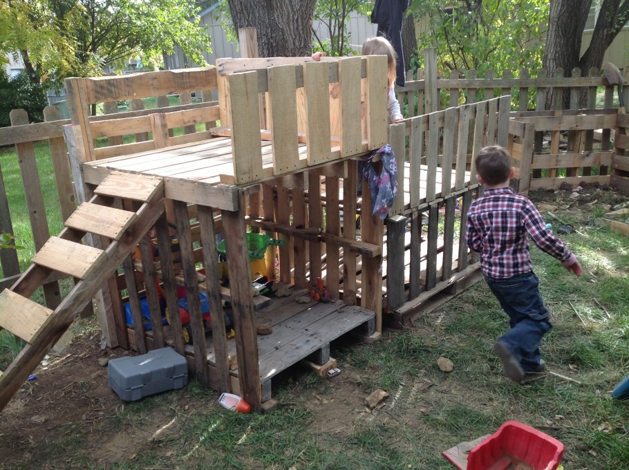 Площадка из поддонов