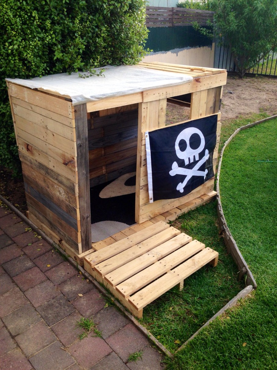 Детский домик из европоддонов