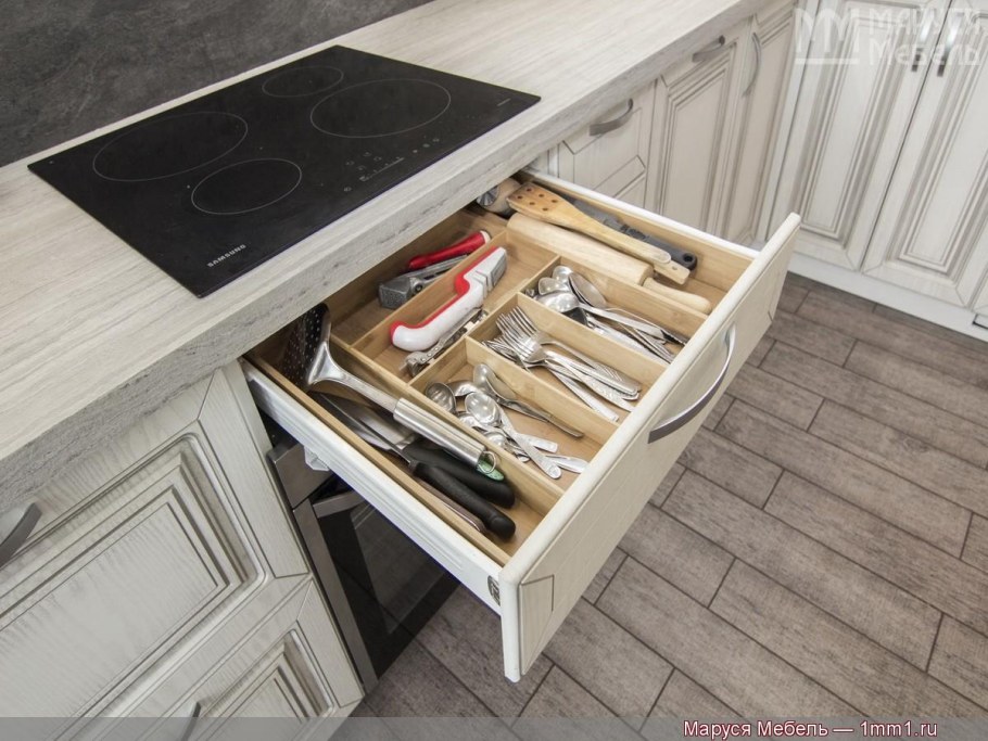 Ящик под столовые приборы над духовым шкафом