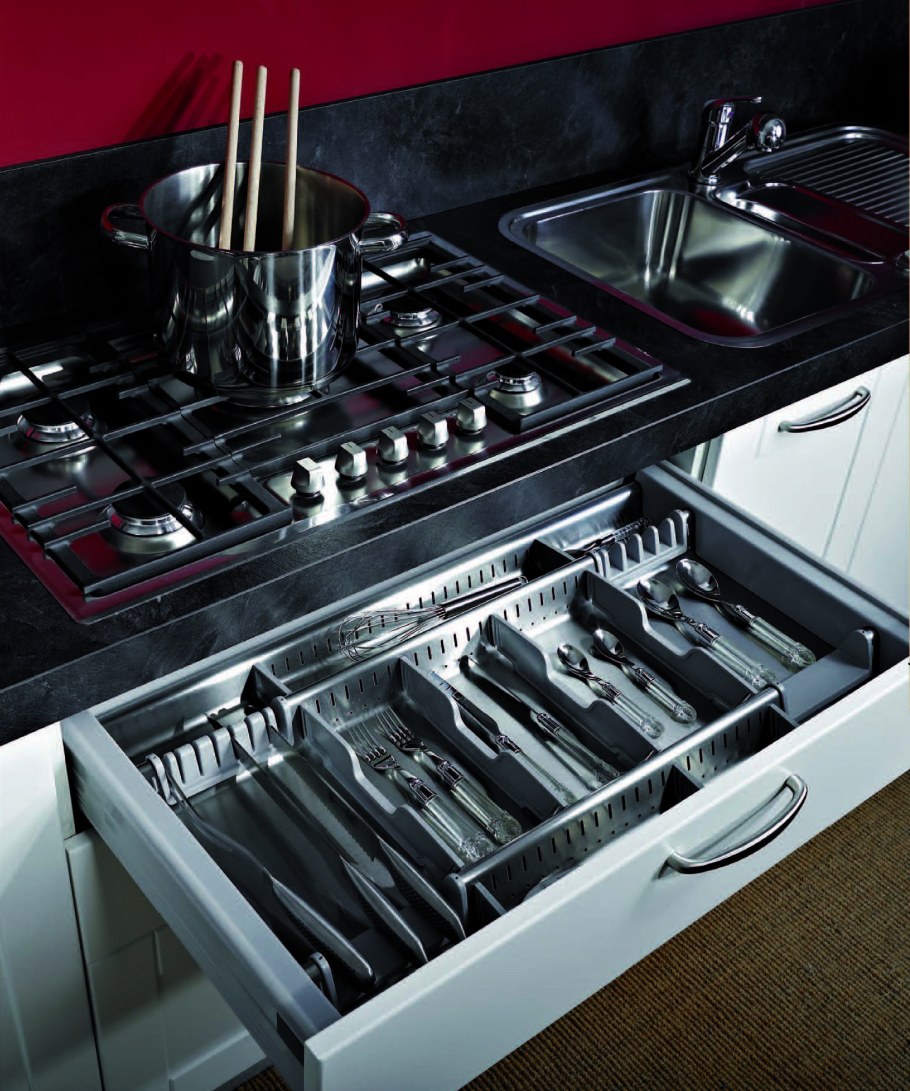 Ящик для столовых приборов под варочной панелью