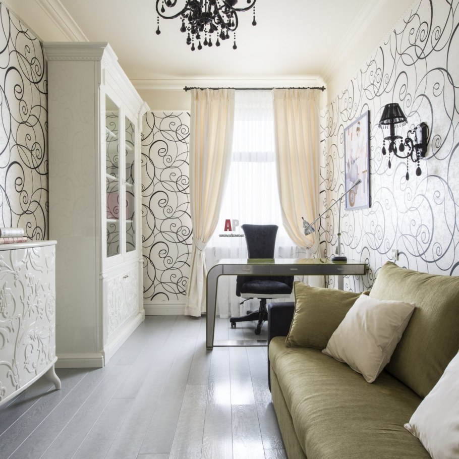 Обои с вензелями в интерьере гостиной