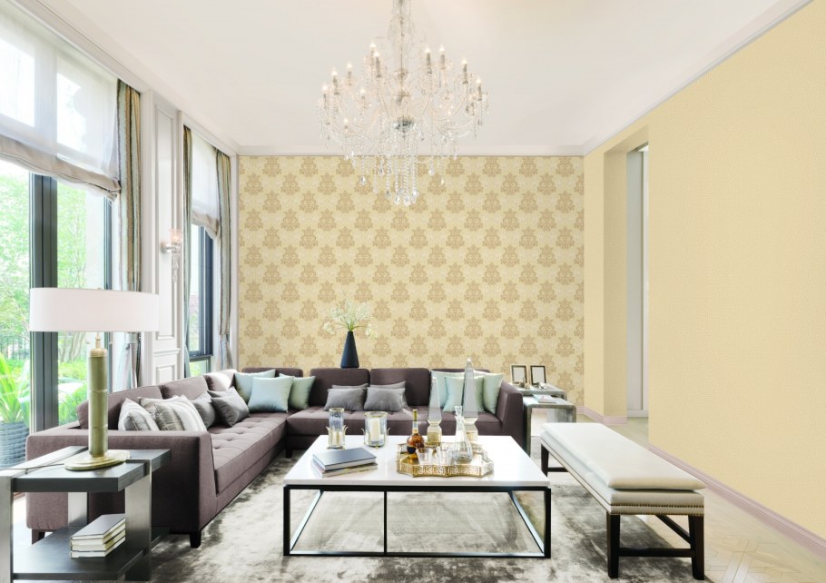 Бежевые обои с вензелями в интерьере