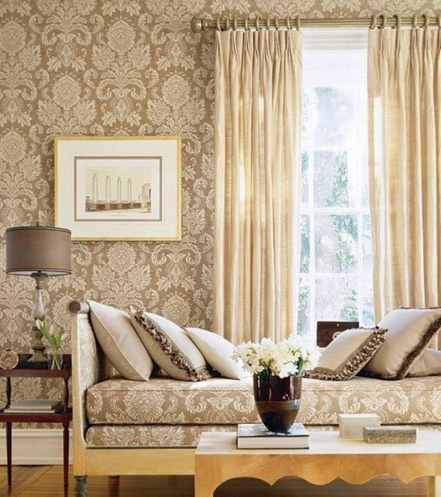 Бежевые шторы в гостиной