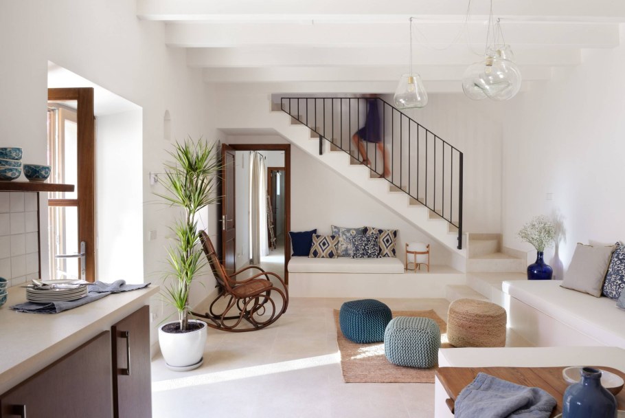 Лестница в интерьере гостиной