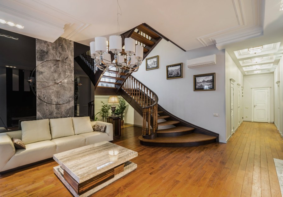 Лестница в интерьере гостиной