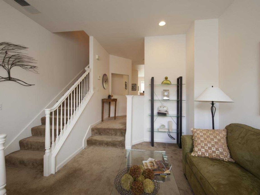 Интерьер комнаты с лестницей