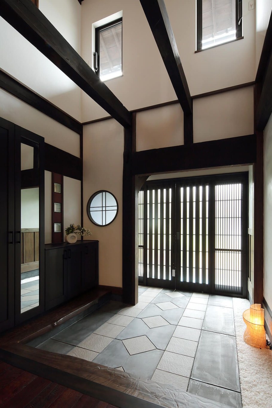 Прихожая в японском стиле в доме