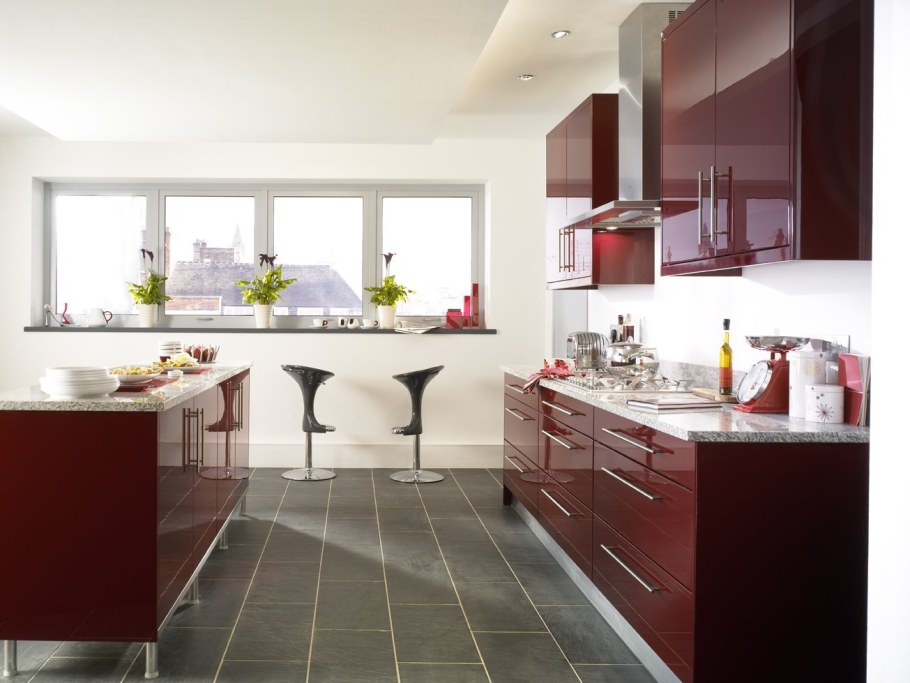Бордовый цвет в интерьере кухни