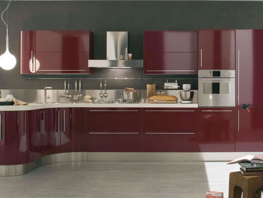 Кухня бордовая с бежевым