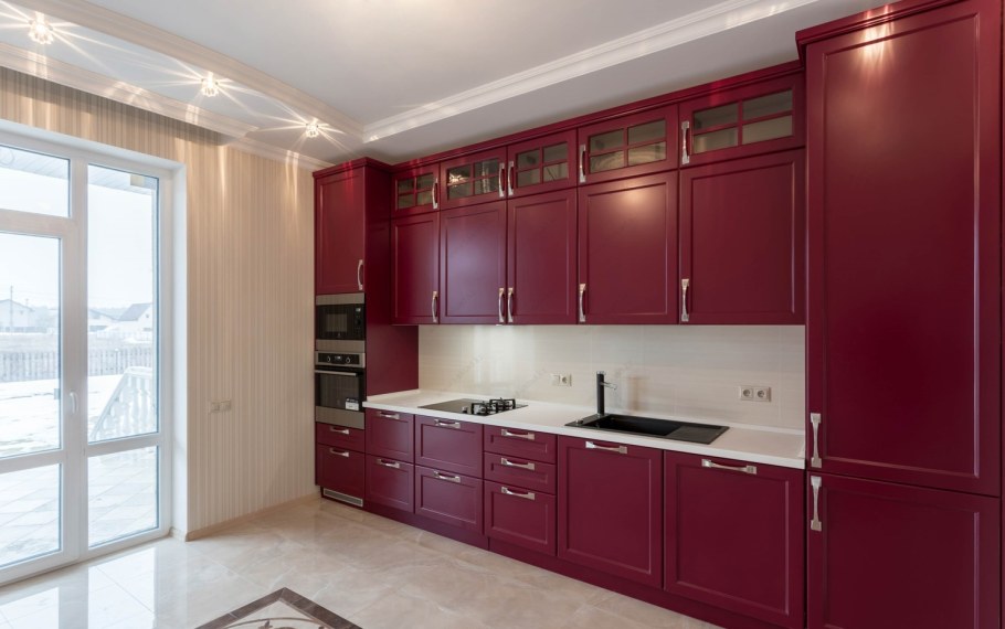 Кухонная мебель бордового цвета