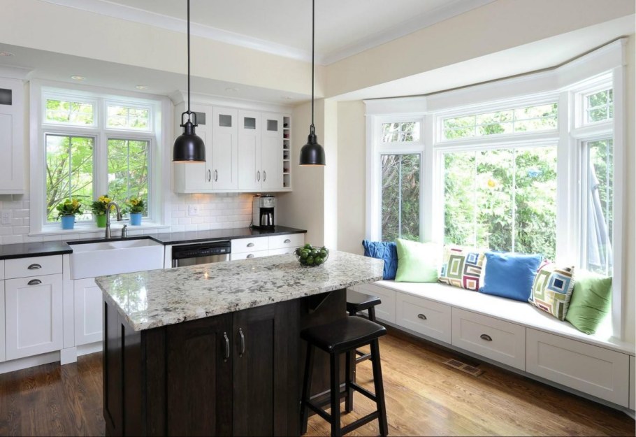 Планировка кухни с большим окном