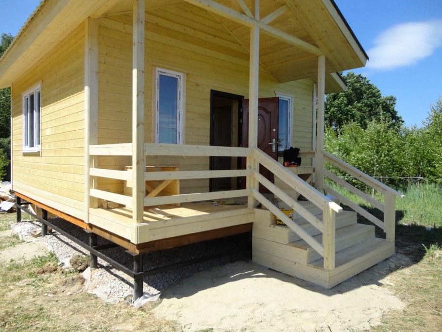 Деревянное крыльцо к каркасному дому