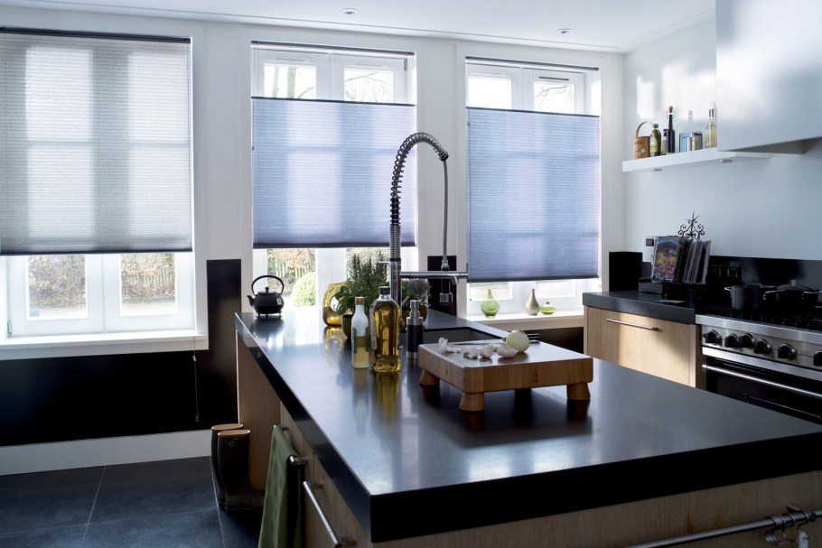 Шторы плиссе в интерьере кухни