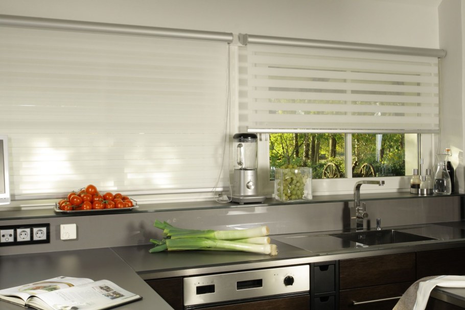 Рулонные шторы в интерьере кухни
