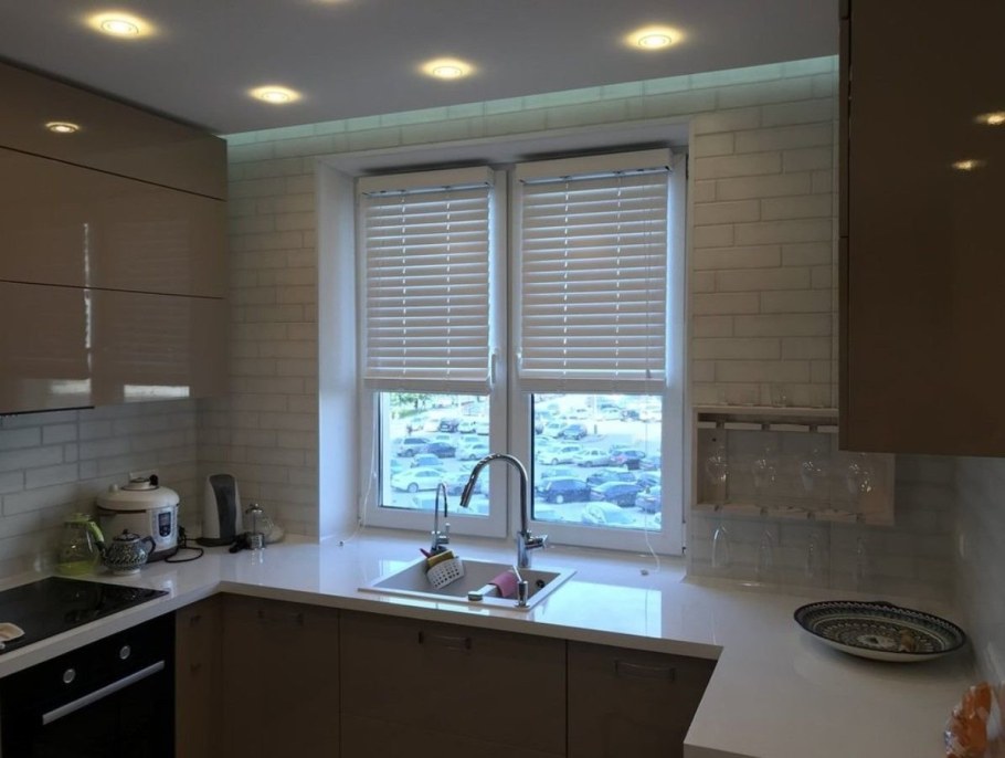Горизонтальные жалюзи на кухне