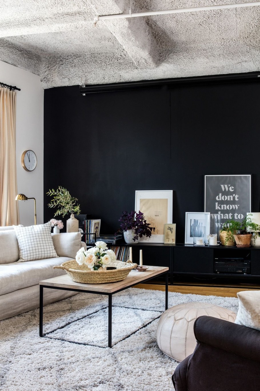Гостиная с черной стеной