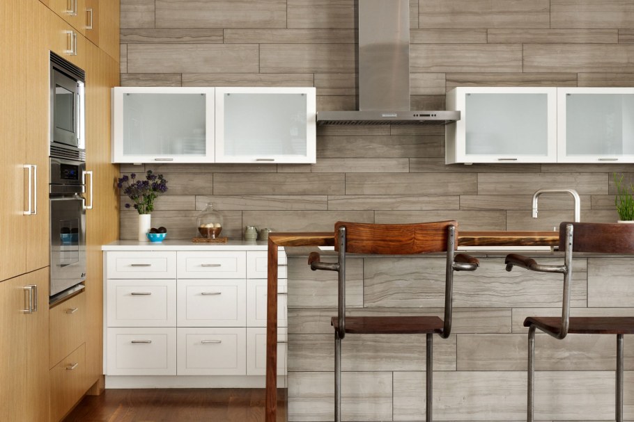 Отделка стен ламинатом на кухне