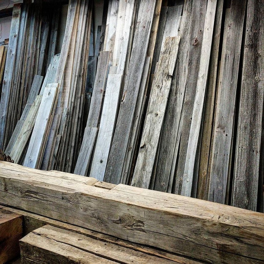 Стена из старых досок