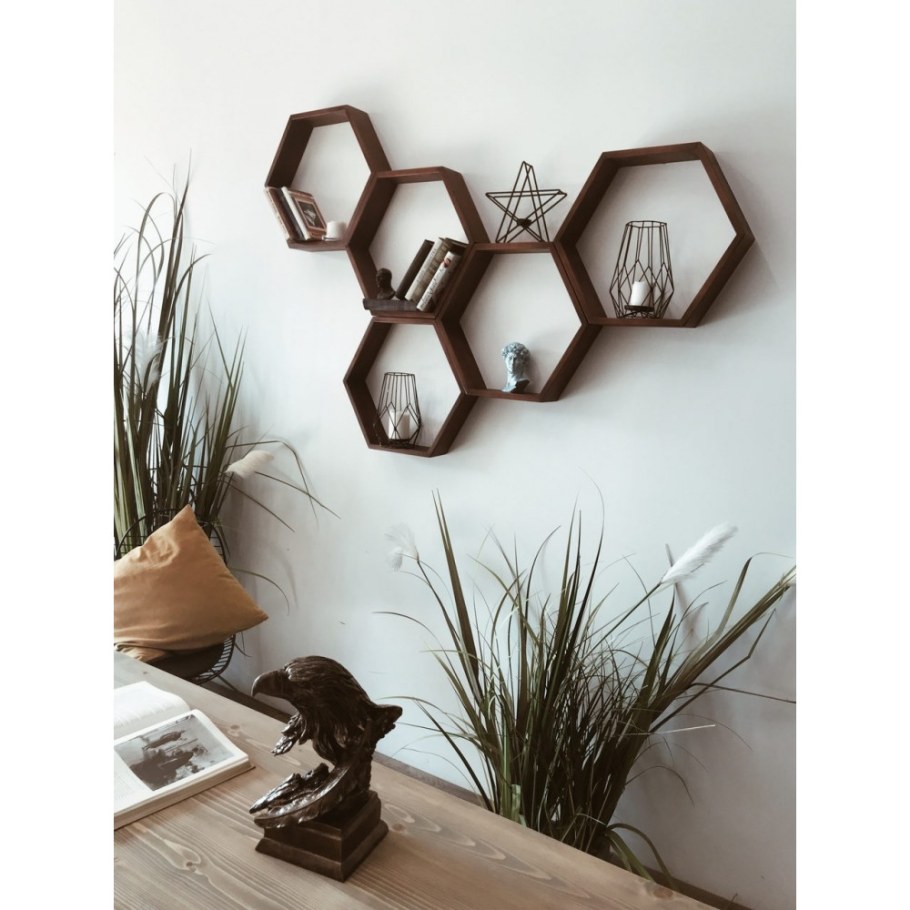 Полки соты в интерьере