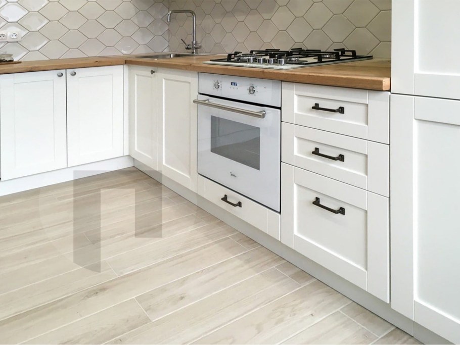 Белая кухня столешница дерево