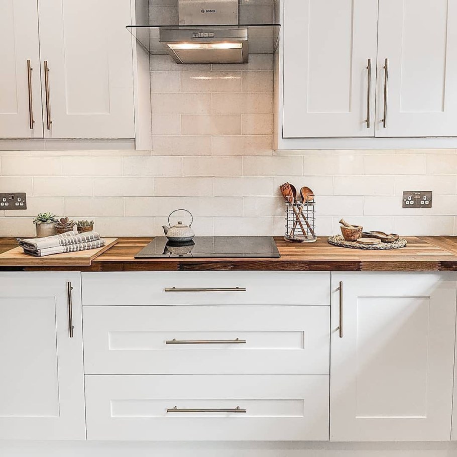 Светлая кухня с деревянной столешницей