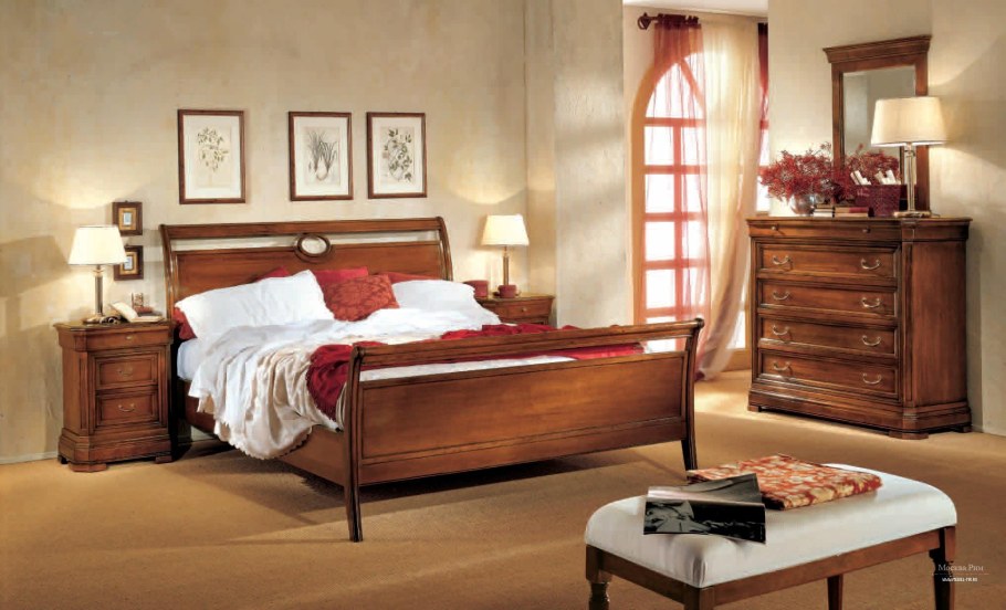 Спальня из красного дерева
