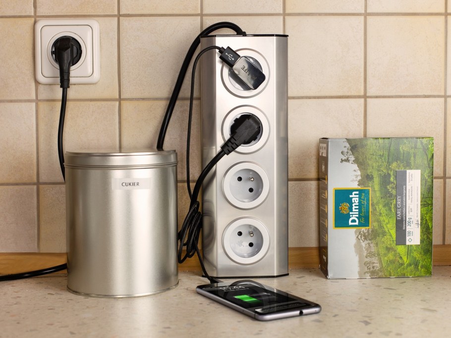 Угловые розетки на столешницу на кухне