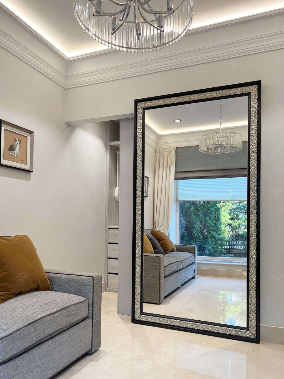 Большие зеркала в интерьере гостиной