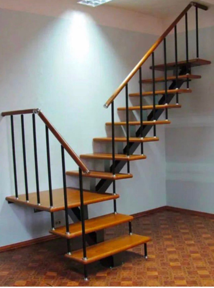 Лестница на второй этаж на косоурах