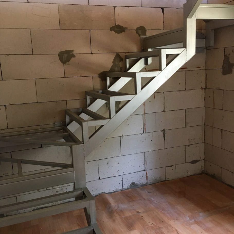 Лестница на металлическом каркасе