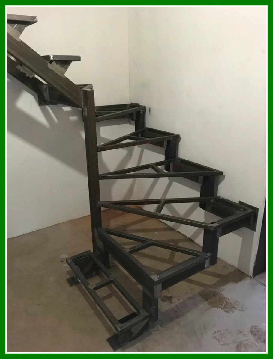 Металлокаркас лестницы с забежными ступенями