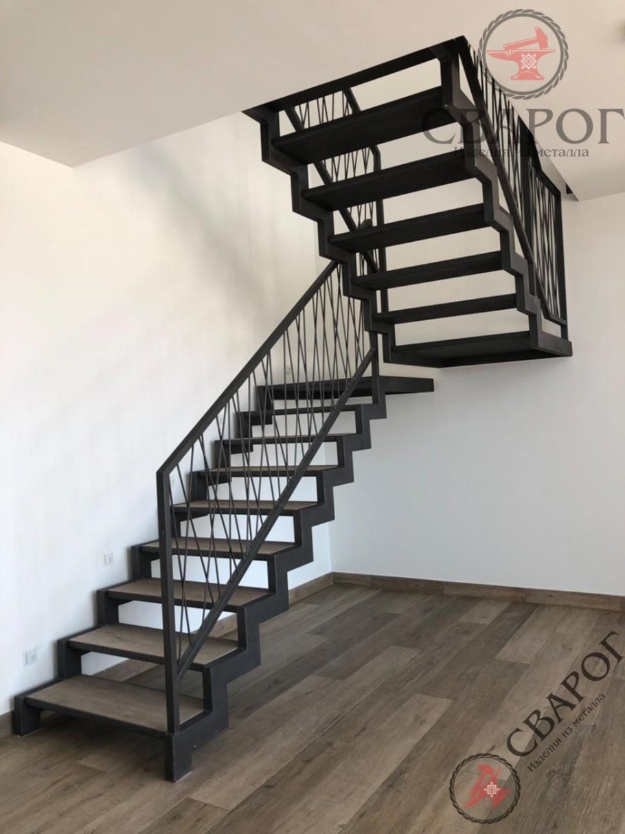 Металлическая лестница с поворотом