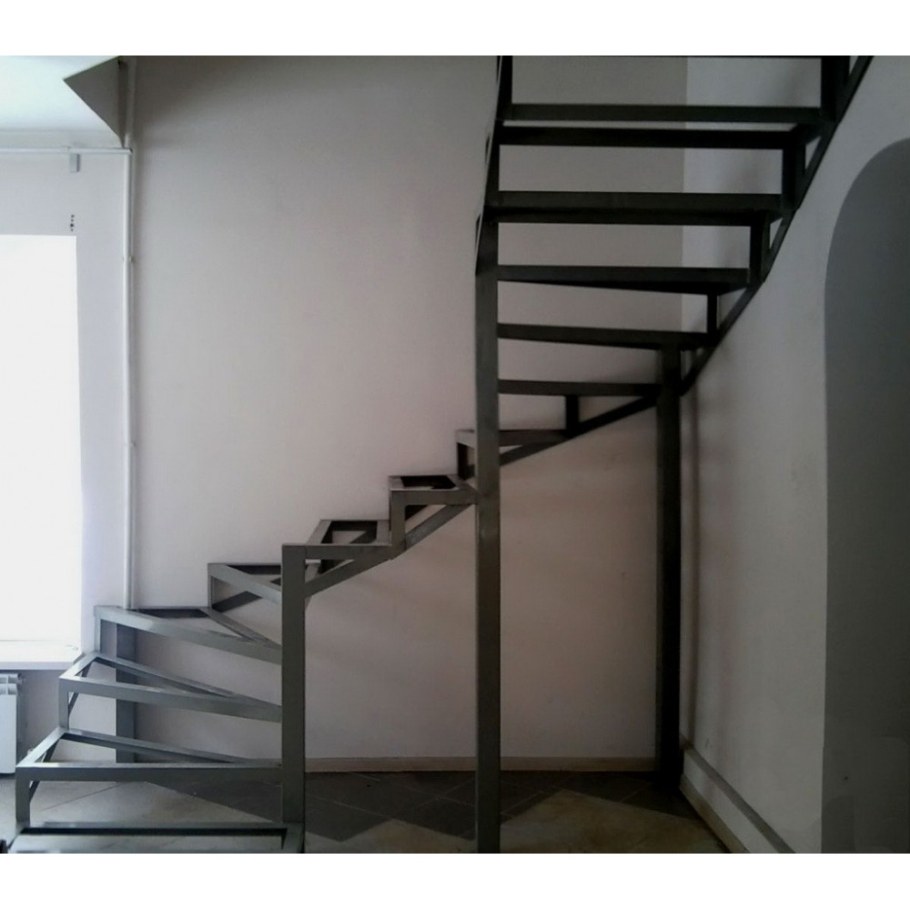 Лестница на металлокаркасе винтовая ступени металл