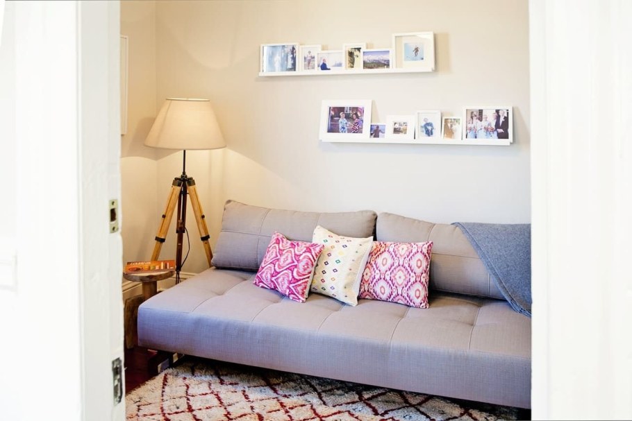 Полка на стену над диваном