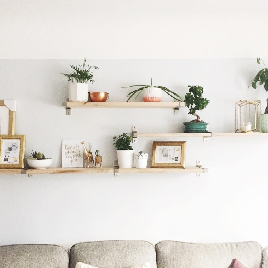Полочки над диваном в интерьере
