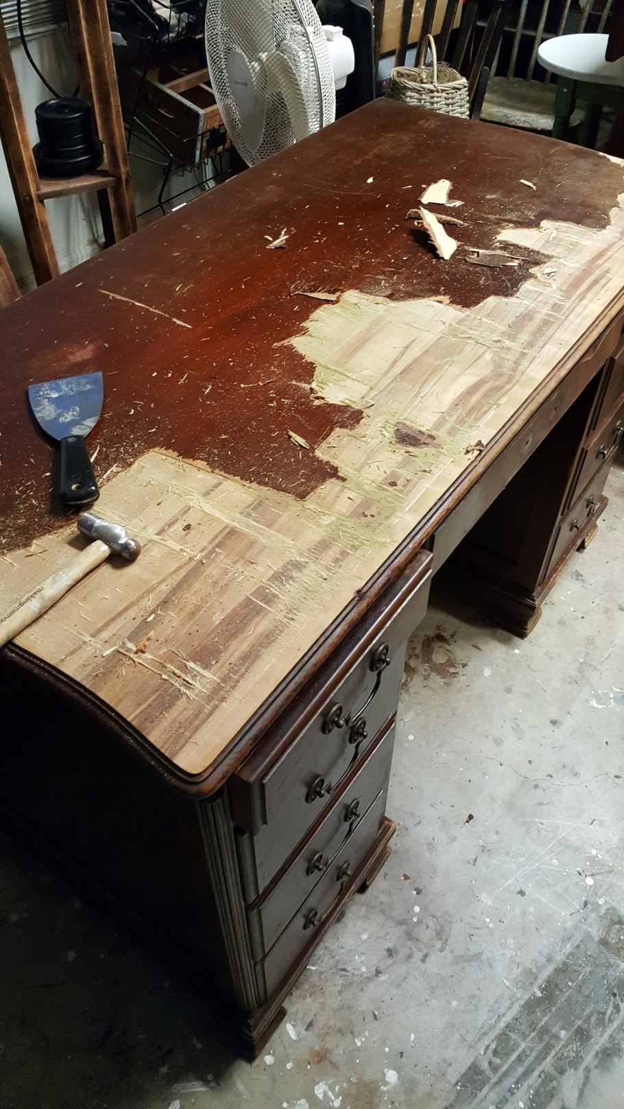 Деревянный лакированный стол