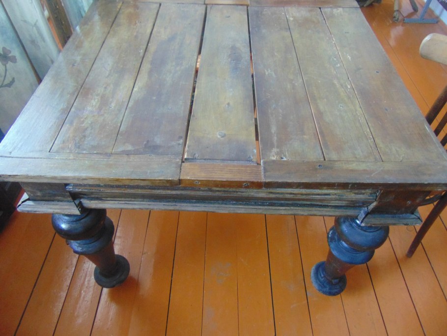 Старый деревянныйстолб