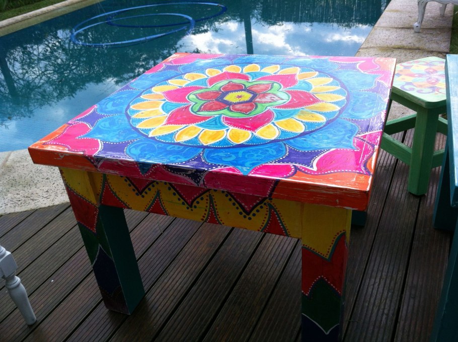 Разноцветные столы